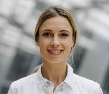 Ärztin mit einem netten lächeln schaut in die Kammera